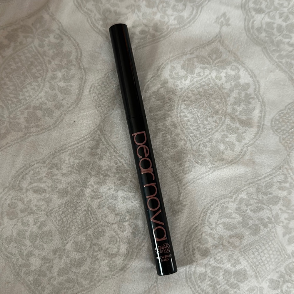 Peachy/ nude lip liner